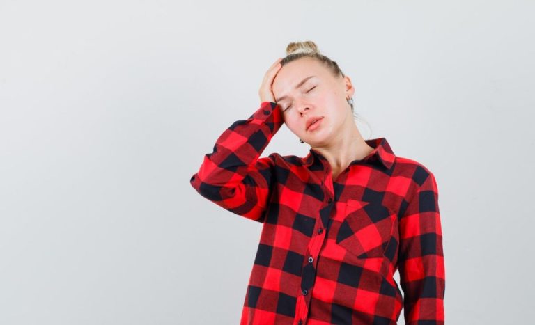 De ce apare durerea de cap când te ridici și ce poate însemna asta?