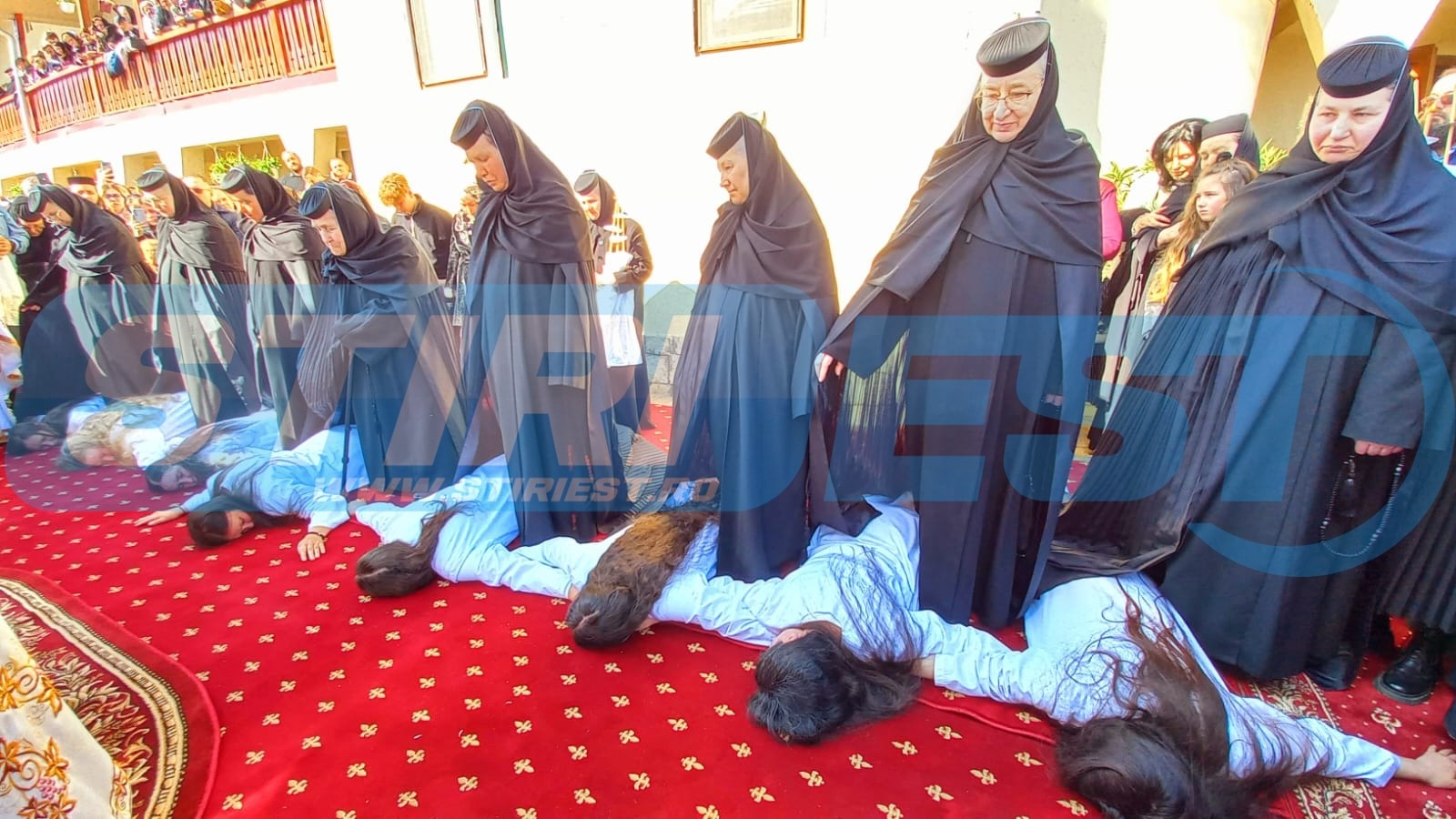 Imagini din timpul ritualului. Sursa foto - Știriest.ro