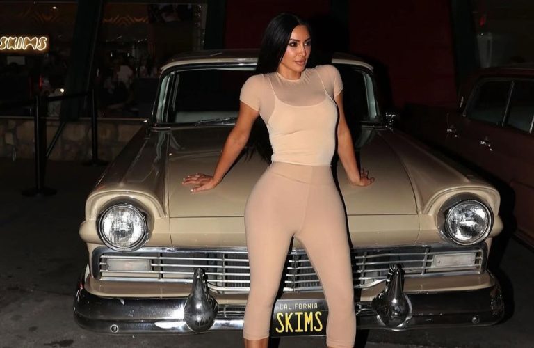 Kim Kardashian îmbină rolul de mamă cu succesul în afaceri, la evenimentul SKIMS Drive-In