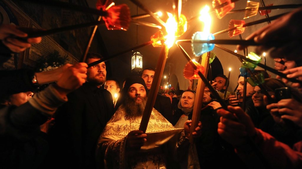 Lumina Sfântă adusă de la Ierusalim sosește în România sâmbătă