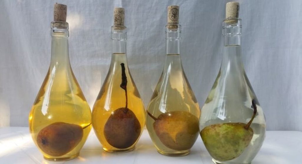 Metoda străveche prin care bunicii puneau para în sticla de țuică