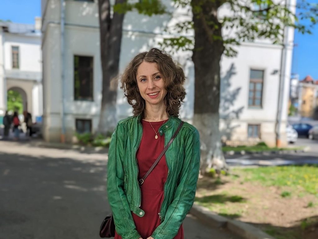 O tânără nevăzătoare acuză statul de discriminare politică