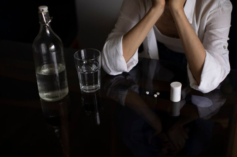 Poate alcoolul să declanșeze atacuri de panică? Ce spun experții despre legătura dintre consumul de alcool și anxietate