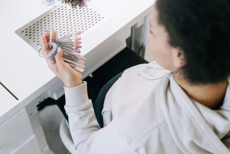 Trusa de bază a unui tehnician de unghii: ce instrumente sunt indispensabile