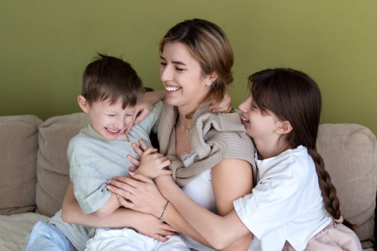 Concluzia unei mame după ce a petrecut doi ani departe de copiii săi: ”M-a ajutat să fiu un părinte mai bun”