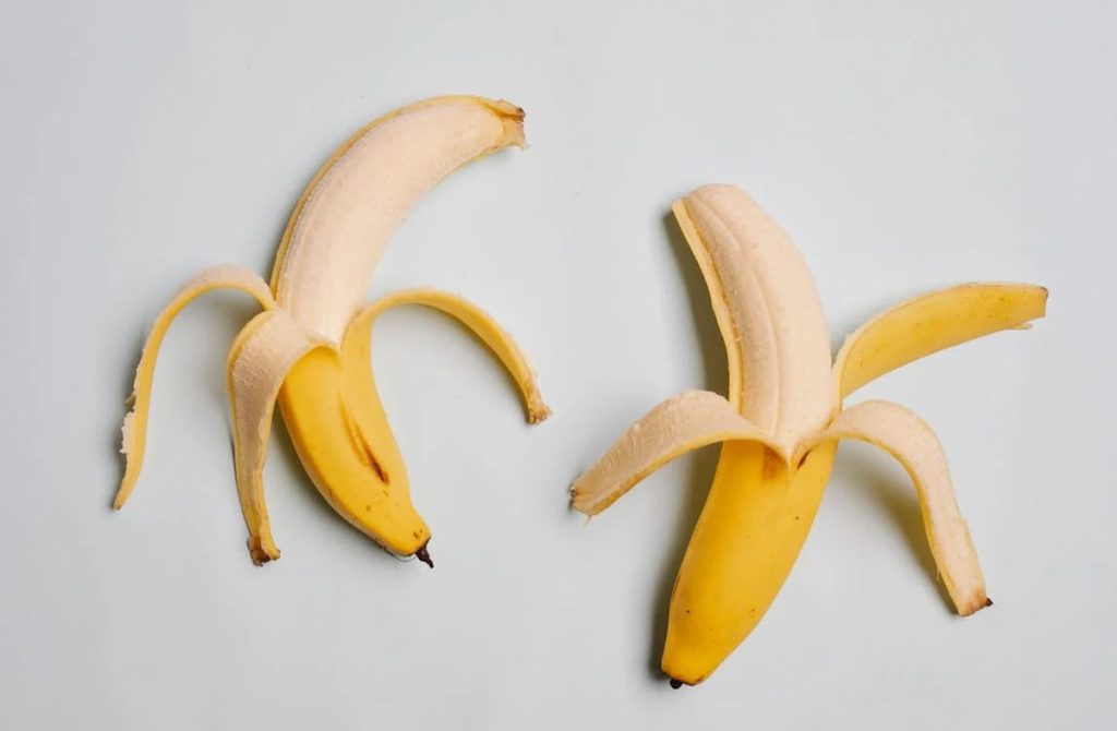 Ce poți face cu coaja de banană: 7 întrebuințări neașteptate pentru sănătate și frumusețe