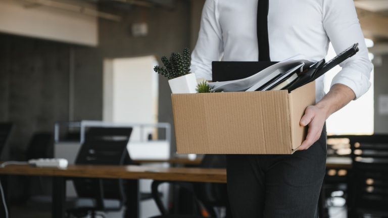 Concedieri masive anunțate de un mare angajator străin din România. Sute de posturi desființate