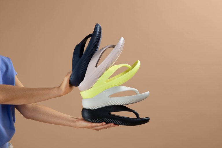 Crocs reinventează clasicul șlap, prin colecția Mellow. Cum arată încălțămintea comodă din această vară