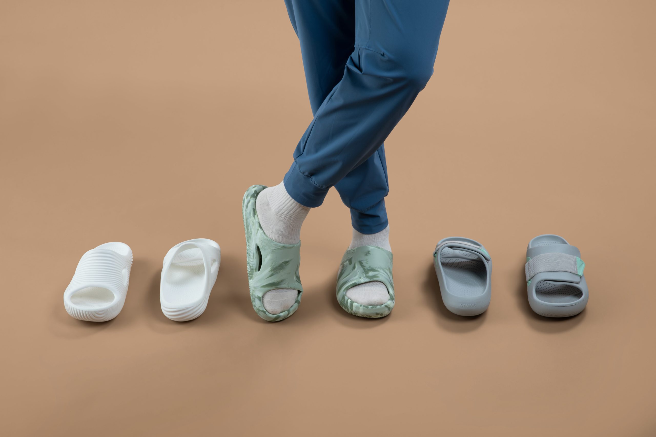 Colecția Mellow de la Crocs pune accent pe încălțăminte comodă, reinventată