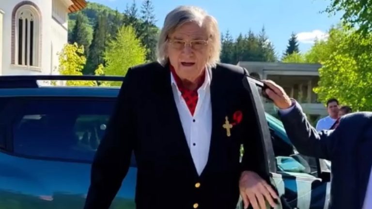 Florin Piersic, de nerecunoscut. Actorul apare în baston, dar zâmbește în ciuda problemelor