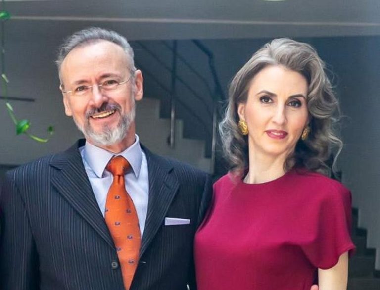 Mihai Albu și Elena Nechifor s-au căsătorit religios. Detalii despre nuntă și accesoriile purtate de soție și fiică