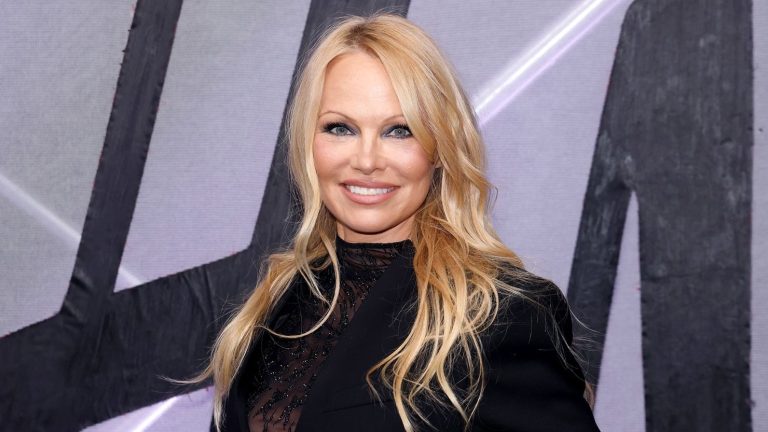 Pamela Anderson, surpriză la Met Gala 2025. Apariție spectaculoasă și partener neașteptat