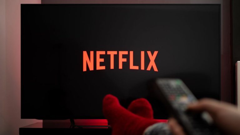 Povestea din spatele serialului fenomen de pe Netflix. Romanul care a cucerit planeta prinde viață pe micul ecran