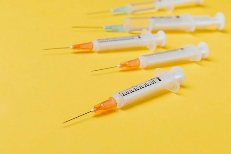 SUA își schimbă strategia: vaccinul COVID-19, doar pentru vârstnici și persoane vulnerabile