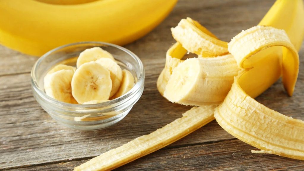 Secretul bucătarilor profesioniști. Cum ajută cojile de banană la frăgezirea cărnii la cuptor