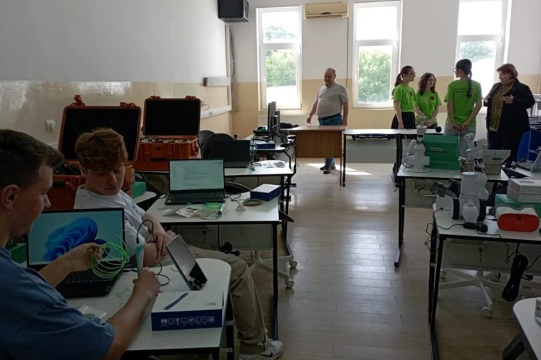 Tineri geniali dintr-un oraș de graniță din România, remarcați internațional în domeniul inteligenței artificiale