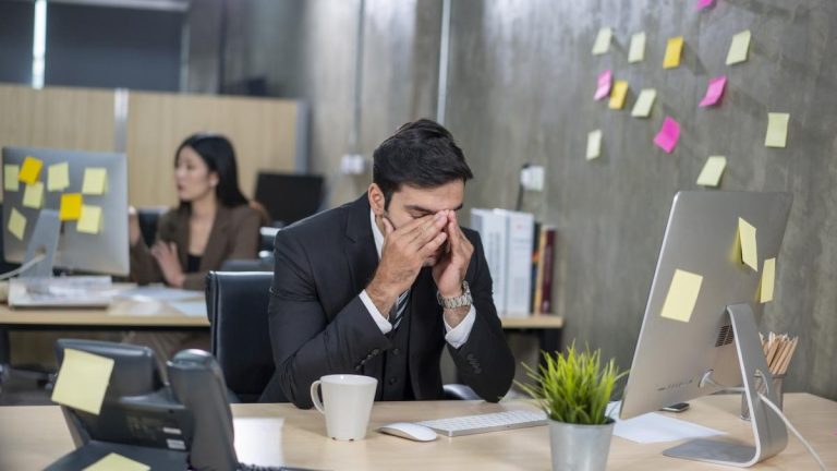 Tot mai mulți români refuză munca în weekend: „Vreau timp pentru mine, nu bani în plus”