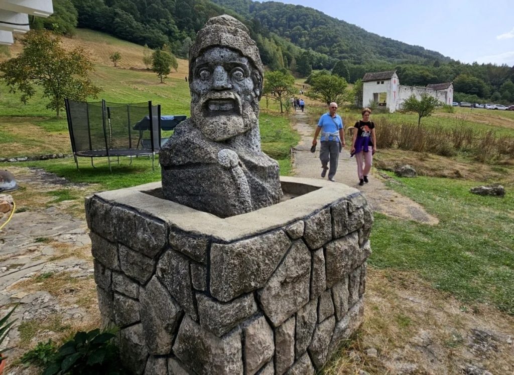 Unde l-a „readus la viață” Ceaușescu pe Burebista. Satul ascuns printre cetăți legendare