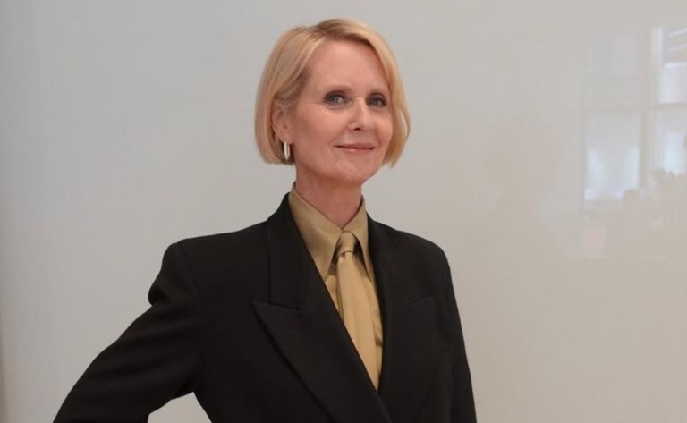 „Sex and the City” prin ochii Cynthiei Nixon. Cum vede actrița serialul care a făcut-o celebră, 25 de ani mai târziu