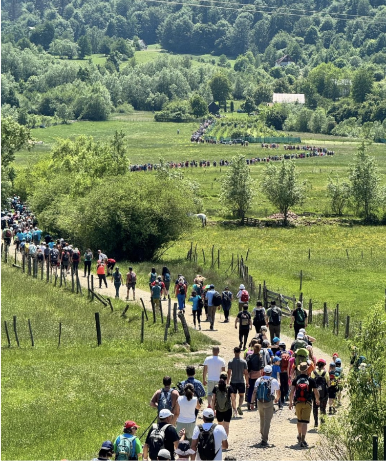 Peste 1.000 de turiști au fost prezenți la deschiderea traseului