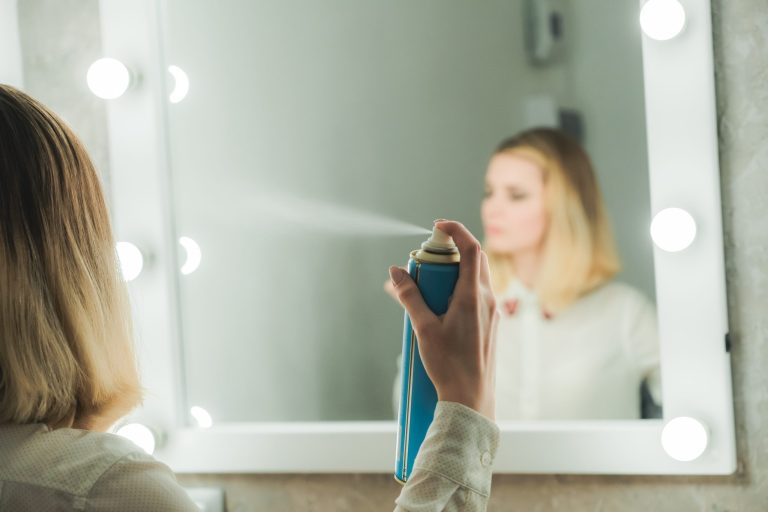 Fixativul de păr, soluția rapidă pentru pete și alte utilizări geniale în gospodărie