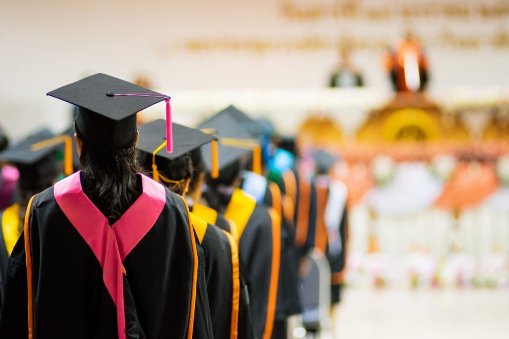 La 70 de ani, și-au luat diploma de facultate