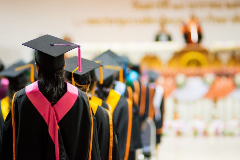 La 70 de ani, și-au luat diploma de facultate. Lecția de curaj a unor vârstnici pasionați de învățare