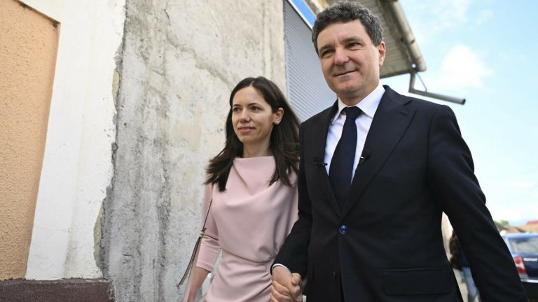 Nicușor Dan, emoționat la serbarea Aheei. Fiica lui și-a jucat rolul de vulpiță ca o adevărată prințesă