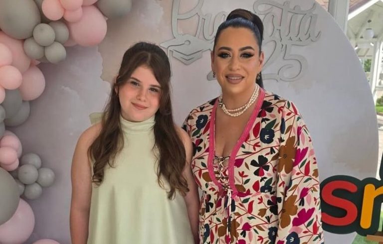 Oana Roman, emoționată până la lacrimi la balul de absolvire al fiicei sale. Isabela a terminat clasa a IV-a și a strălucit ca o adevărată domnișoară