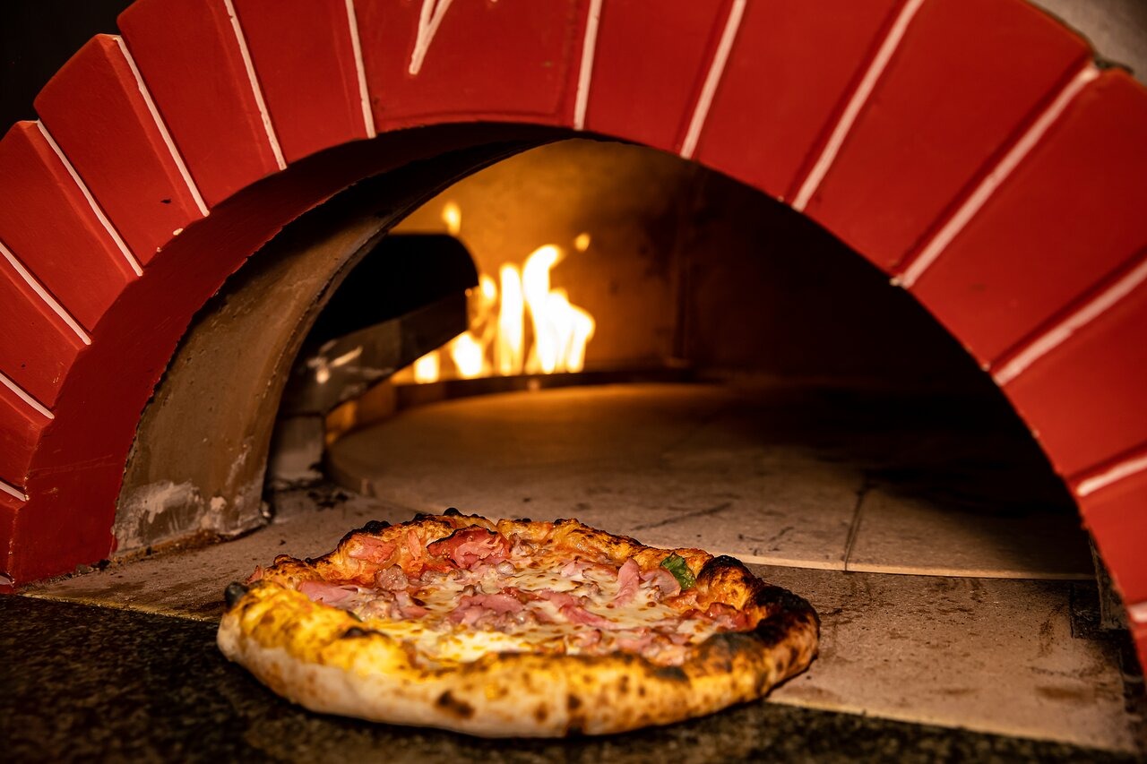 Singura pizzerie românească premiată în Europa funcționează la parterul unui cămin studențesc