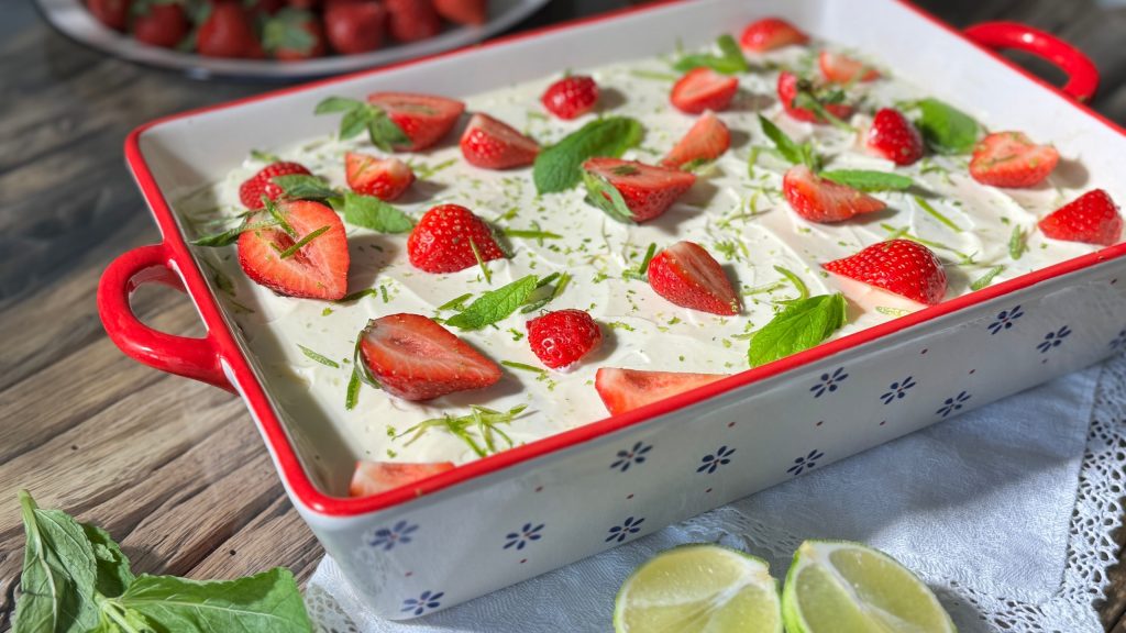 Descoperă cum să prepari un tiramisu cu căpșuni, ideal pentru zilele calde de vară