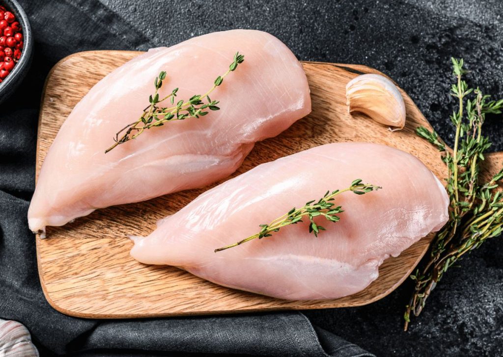 De ce nu trebuie să speli carnea de pui