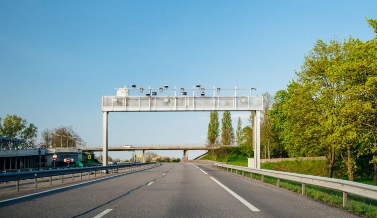 România va instala 400 de radare fixe pe drumuri și autostrăzi în 2026. Unde vor fi amplasate și ce sancțiuni riscă șoferii care depășesc viteza