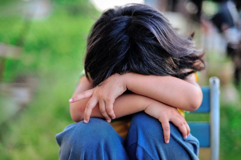 Abuzul verbal rănește copiii la fel de mult ca violența fizică. Un studiul arată că fenomenul este în creștere