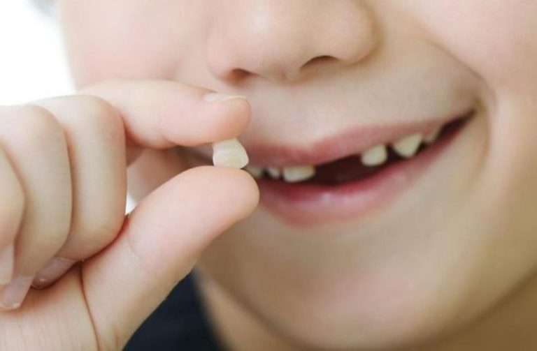 Ce a decis o mamă după ce copilul ei și-a smuls un dinte doar ca să vină zâna măseluță