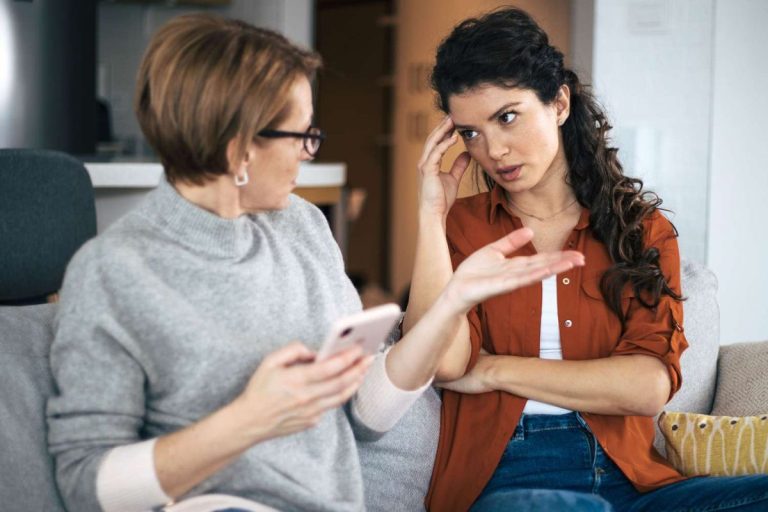 O vizită de trei zile s-a transformat într-un test greu pentru un cuplu. O tânără povestește în mediul online prima întâlnire cu mama iubitului