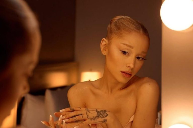 Ariana Grande a strălucit la MTV VMAs 2025. Artista a schimbat patru ținute spectaculoase