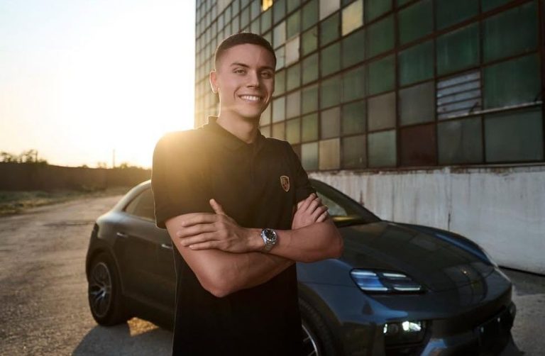 Cum arată reședința lui David Popovici de lângă București. Vila are piscină semiolimpică și o curte spațioasă