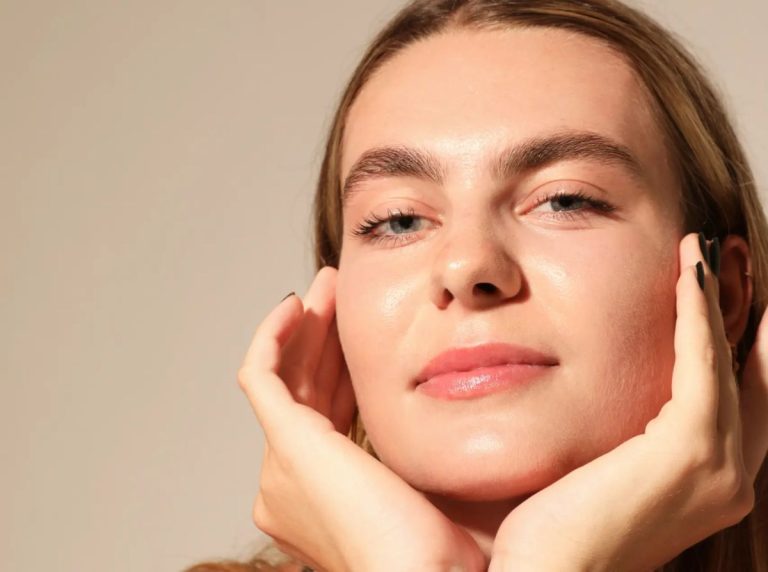Cum să încetinim îmbătrânirea tenului cu pași simpli și zilnici. Tenul tău îți va mulțumi