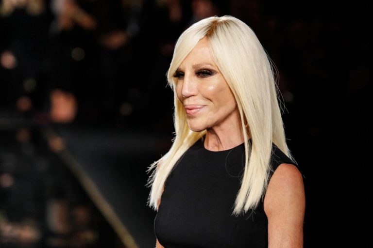 Donatella Versace, de nerecunoscut. Creatoarea de modă și-a surprins admiratorii cu un look vizibil întinerit în cea mai recentă postare online