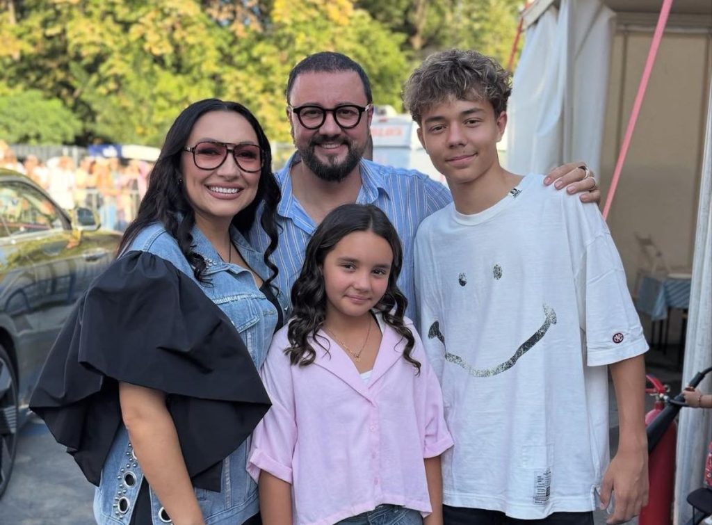 Alături de soț și de copii, artista își găsește echilibrul și dragostea de care are nevoie