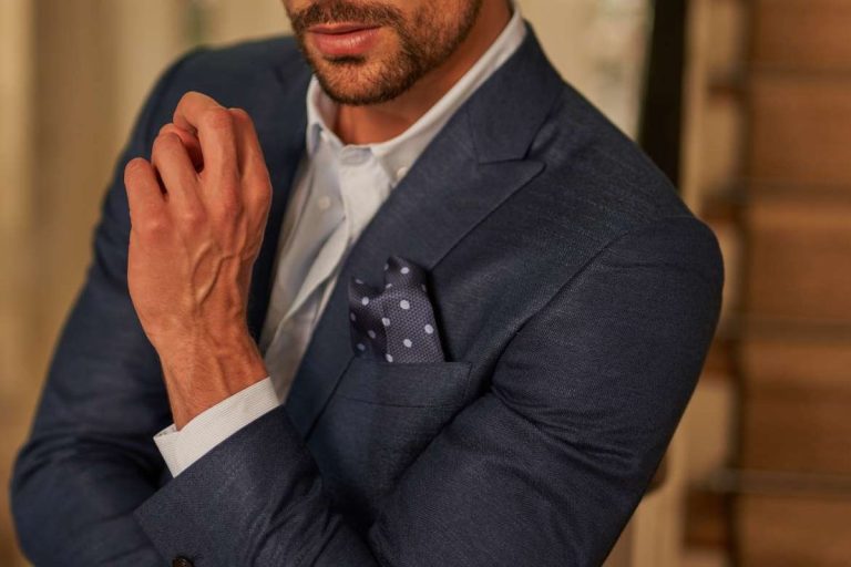 Costumul fără cravată: când este potrivit și cum îl porți corect