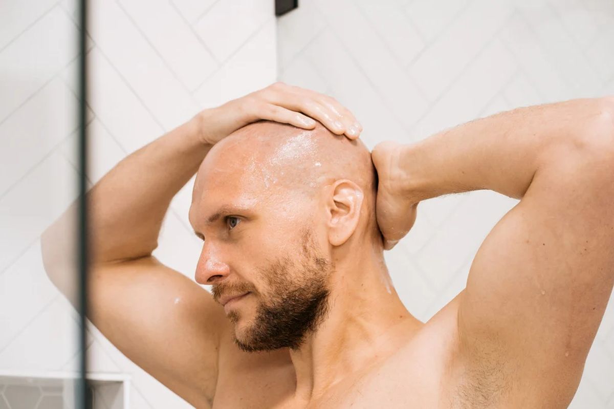 Exfolierea regulată îndepărtează celulele moarte și ajută produsele hidratante să acționeze eficient