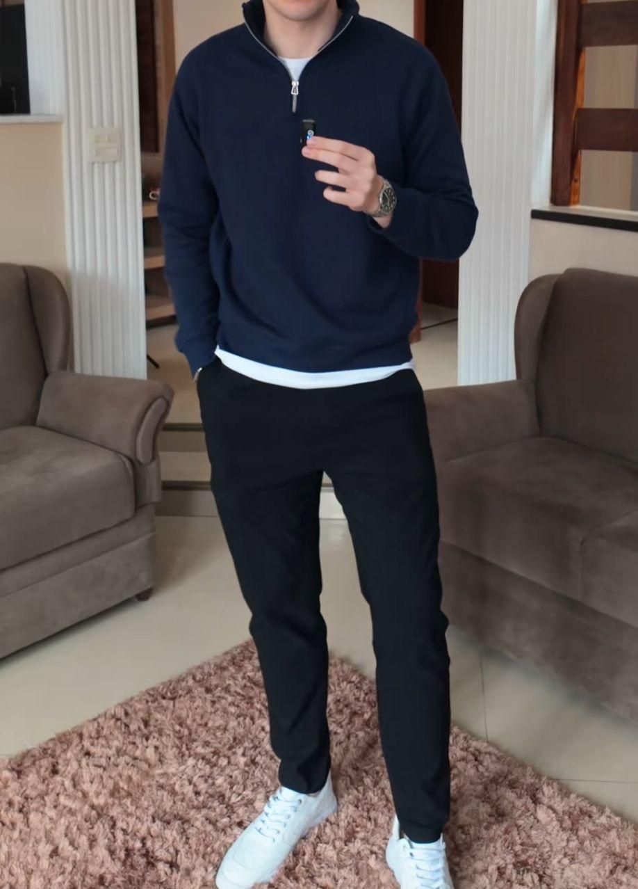 În sezonul rece, tricoul alb devine un detaliu fin pentru layering