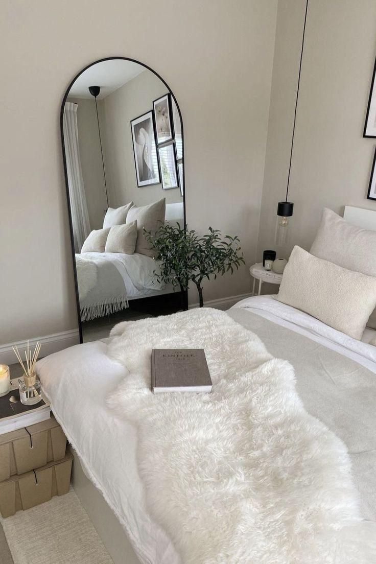 Oglinzile mari amplasate strategic fac camera să pară mai luminoasă și mai spațioasă