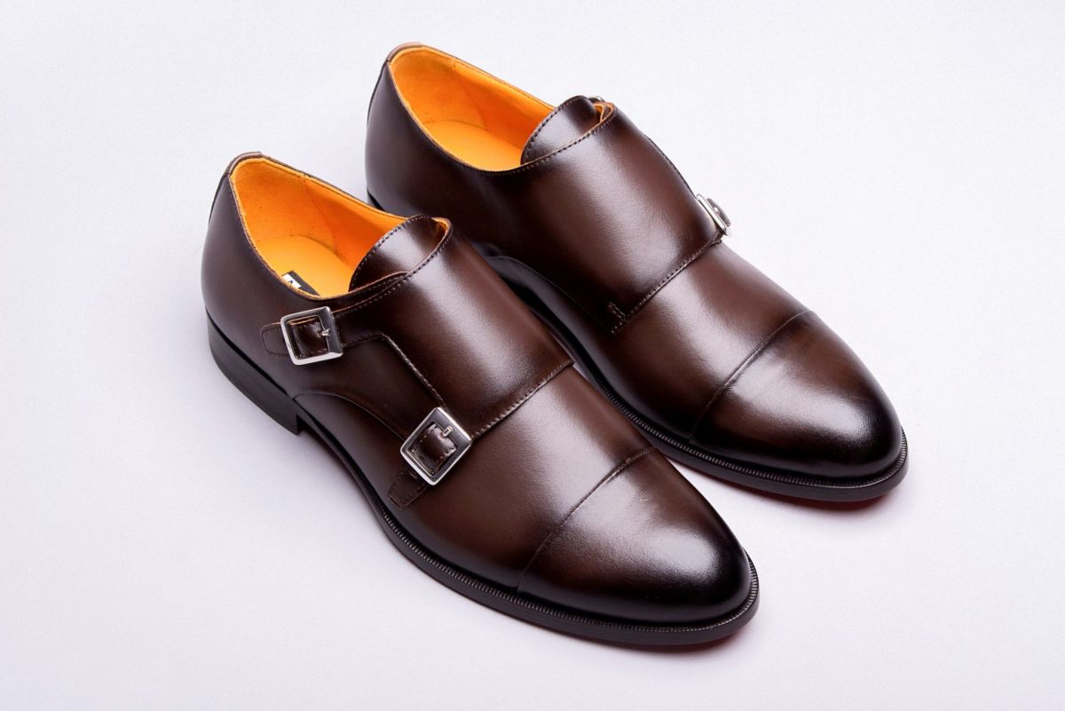 Pantofii Monk Straps din piele lucioasă completează perfect ținutele pentru evenimente speciale