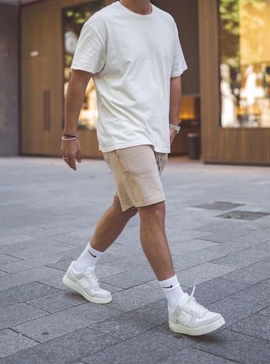 Pentru zilele active, tricoul alb oferă libertate de mișcare și confort