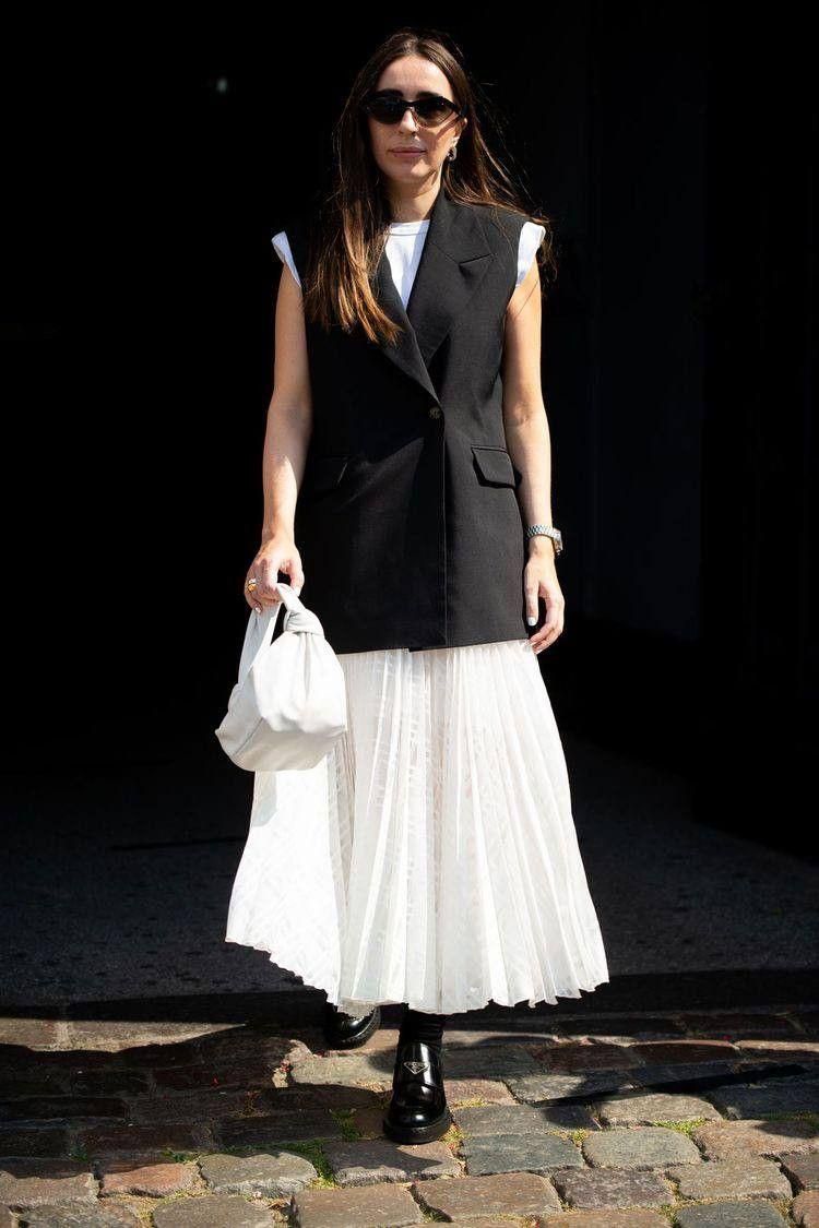 Poartă vesta peste o rochie pentru un look feminin și modern