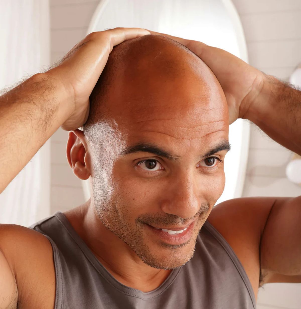 Scalpul ras este sensibil la razele UV, iar protecția solară este esențială pentru a evita arsurile