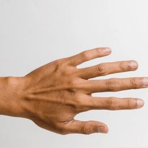 Secretele mâinilor puternice: cum să ai grijă de mâinile tale după o zi grea de muncă